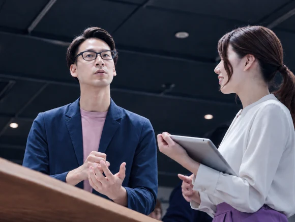 組合員同士が対話をしている様子