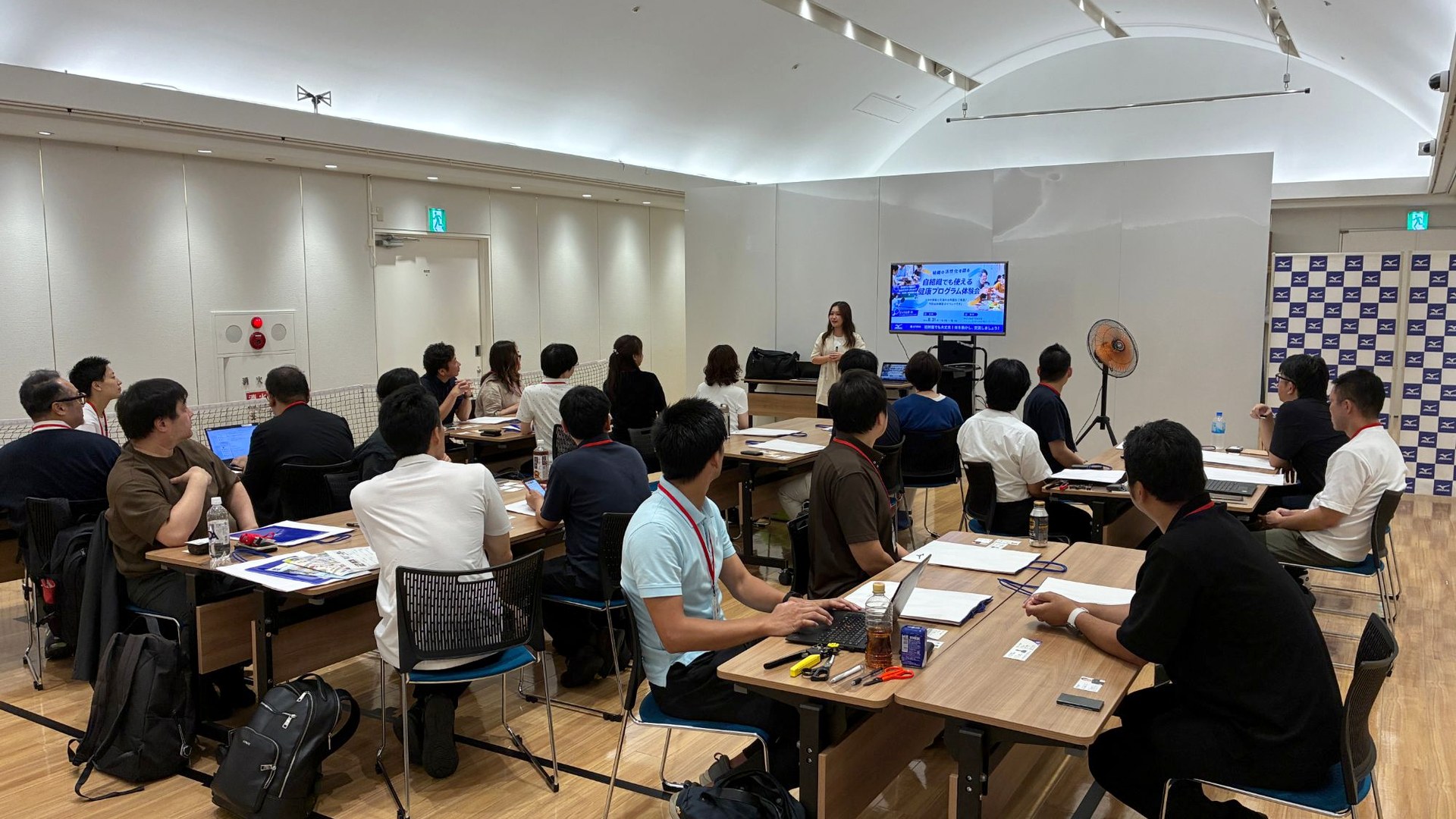 定例会の様子（体験プログラム紹介）